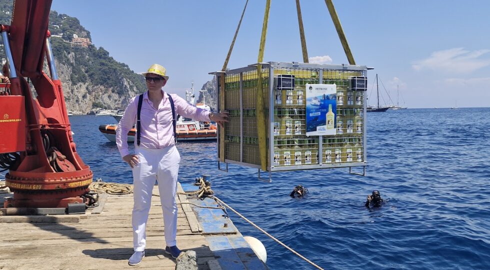 Le bottiglie di limoncello dell’Antica Distilleria Petrone tornano sotto le acque del mare