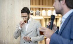 Ora anche il caffè ha il suo metodo di pairing come il vino. Un sommelier spiega quanto i due prodotti abbiano in comune (ma non lo sappiamo)