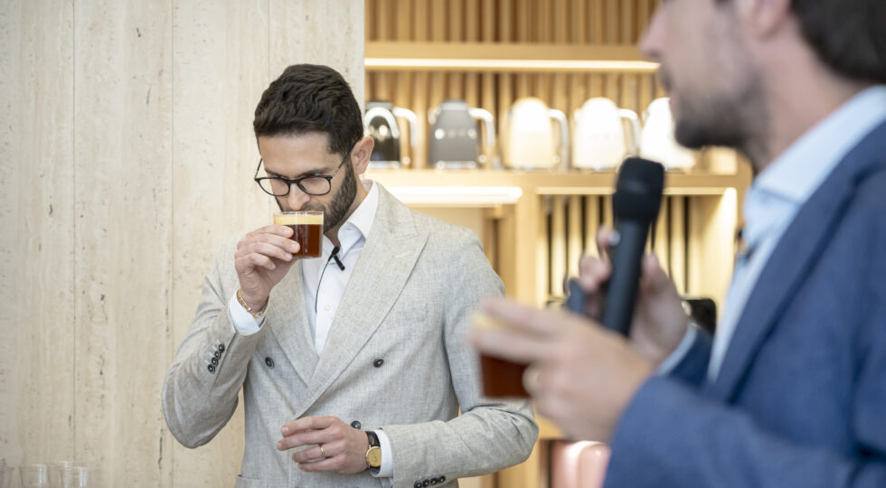 Ora anche il caffè ha il suo metodo di pairing come il vino. Un sommelier spiega quanto i due prodotti abbiano in comune (ma non lo sappiamo)