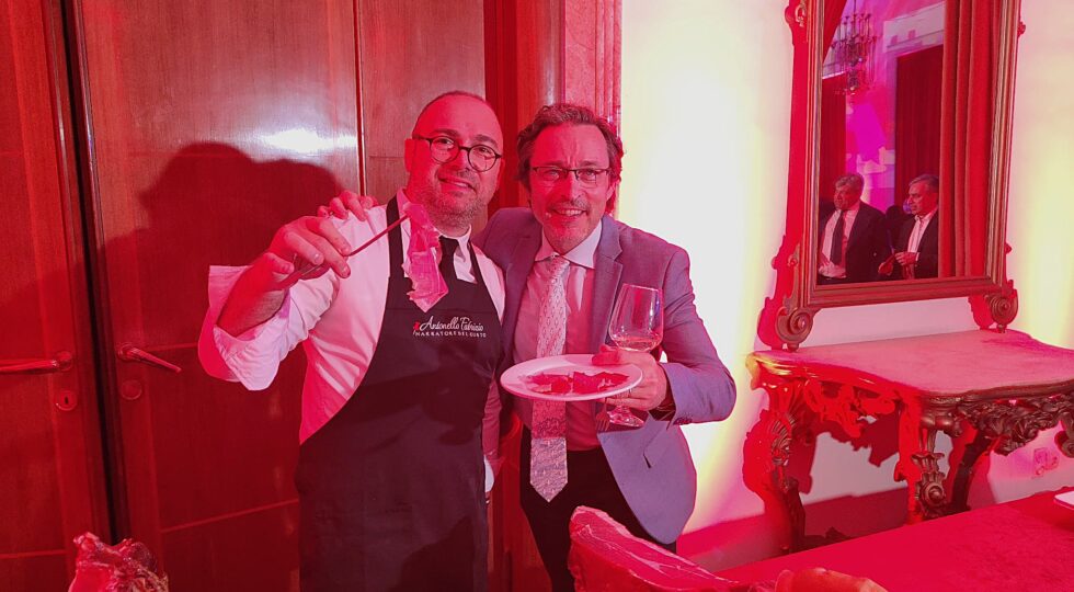 Il taglio al coltello del prosciutto conquista il palazzo presidenziale di Tirana