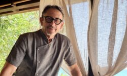 Di giorno serigrafo, d’estate oste sul mare. La doppia vita di Antonio Vincenti nella baia segreta di Licata