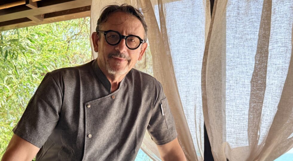 Di giorno serigrafo, d’estate oste sul mare. La doppia vita di Antonio Vincenti nella baia segreta di Licata