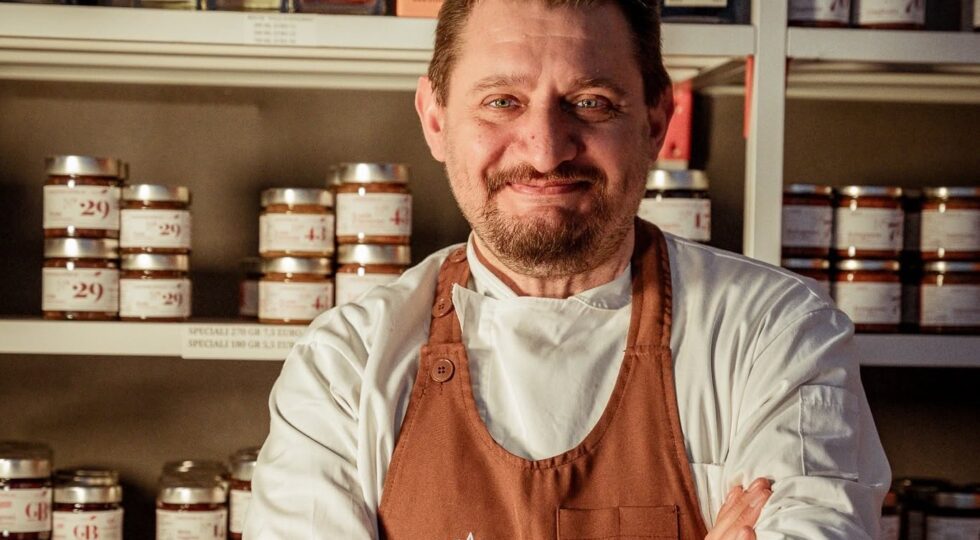 Dalle cucine stellate di Londra al cuore del Friuli, come lo chef Alessio Brusadin ha racchiuso l’alta ristorazione in un barattolo di vetro