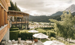 Naturhotel Leitlhof, nel cuore delle Dolomiti un hotel che si alimenta grazie ai boschi