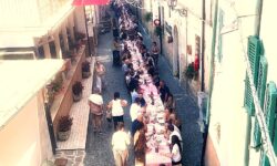 A Canistro mega tavolata per le vie del paese per trascorrere insieme il Ferragosto