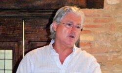 La battaglia dell’enologo: “Si beve, non si degusta”. Taraborrelli: anche il linguaggio allontana dal vino