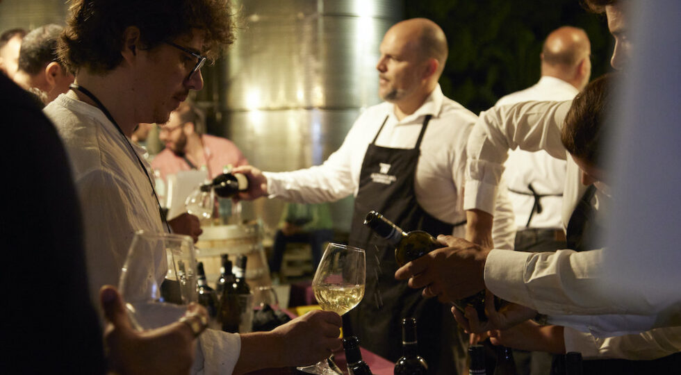 “Kaid sotto le Stelle” compie vent’anni. La grande festa di Alessandro di Camporeale celebra due decenni di vino, territorio e convivialità