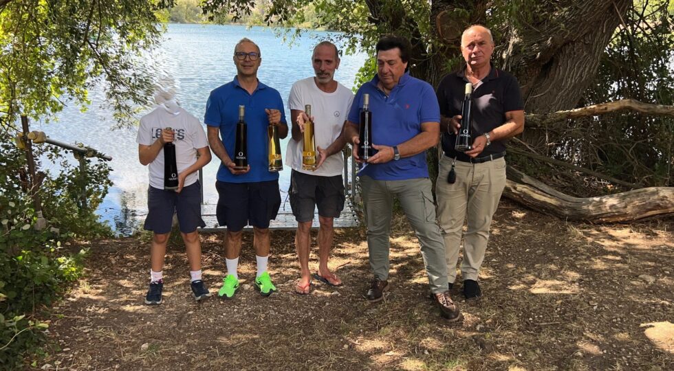 Dal lago di Capodacqua riemergono 6 bottiglie dopo sei anni di affinamento subacqueo