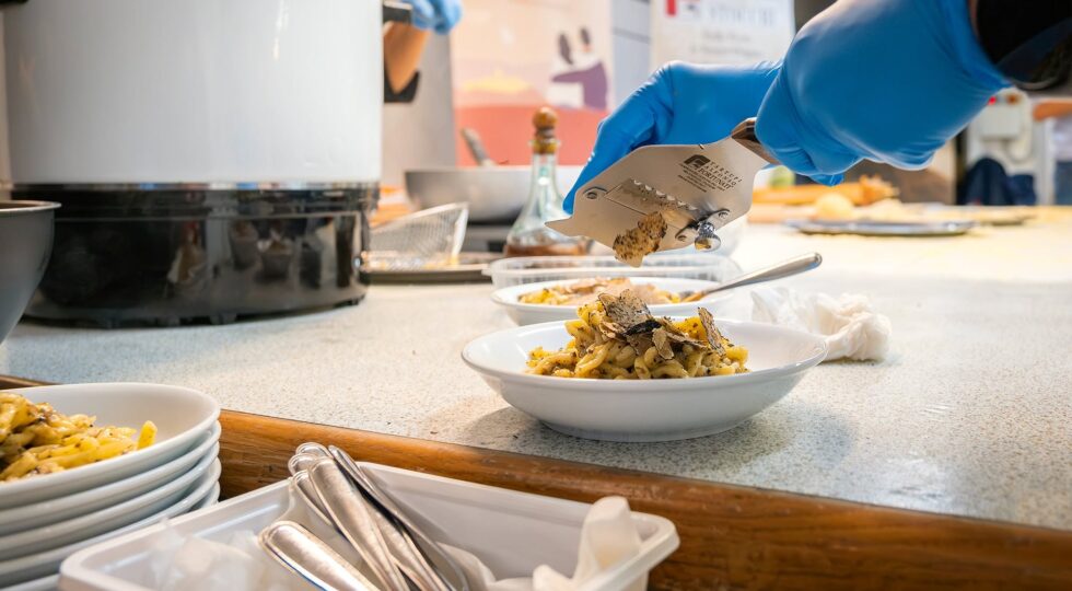 Chef stellati, artigianato e nuove esperienze: la Regione Umbria al TTG di Rimini con uno spazio rinnovato