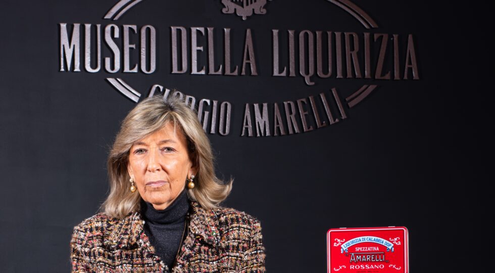 Amarelli, da una Lady Liquirizia all’altra: le scatoline iconiche raccontano la storia aziendale e italiana