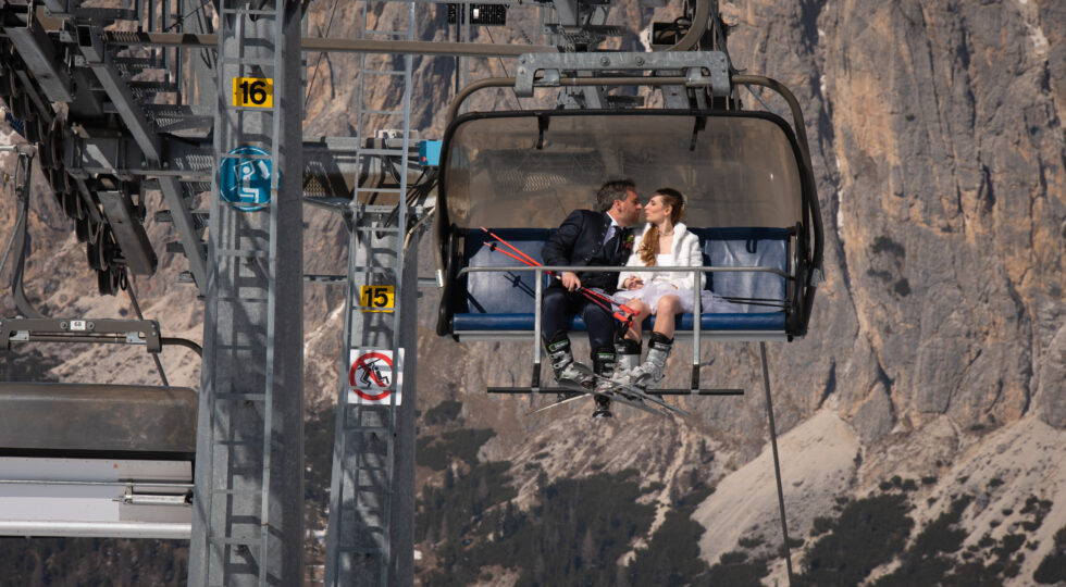 La nuova frontiera del destination wedding. A Cortina d’Ampezzo ci si sposa (anche) sulla seggiovia