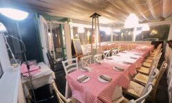 Pizzaiolo offre la cena a 50 adolescenti sconosciuti contro il disagio e la solitudine
