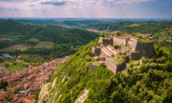Dai Romani alle corti rinascimentali: viaggio nelle terre del Gavi, enclave bianchista nel rosso Piemonte