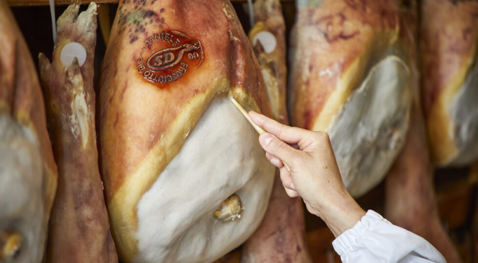 Prosciutto di San Daniele, cambia il disciplinare: lunghe stagionature e pezzature più leggere per l’horeca